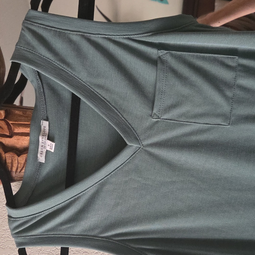 Green Envelope Sleeveless V-neck Top - Picture 2 of 3